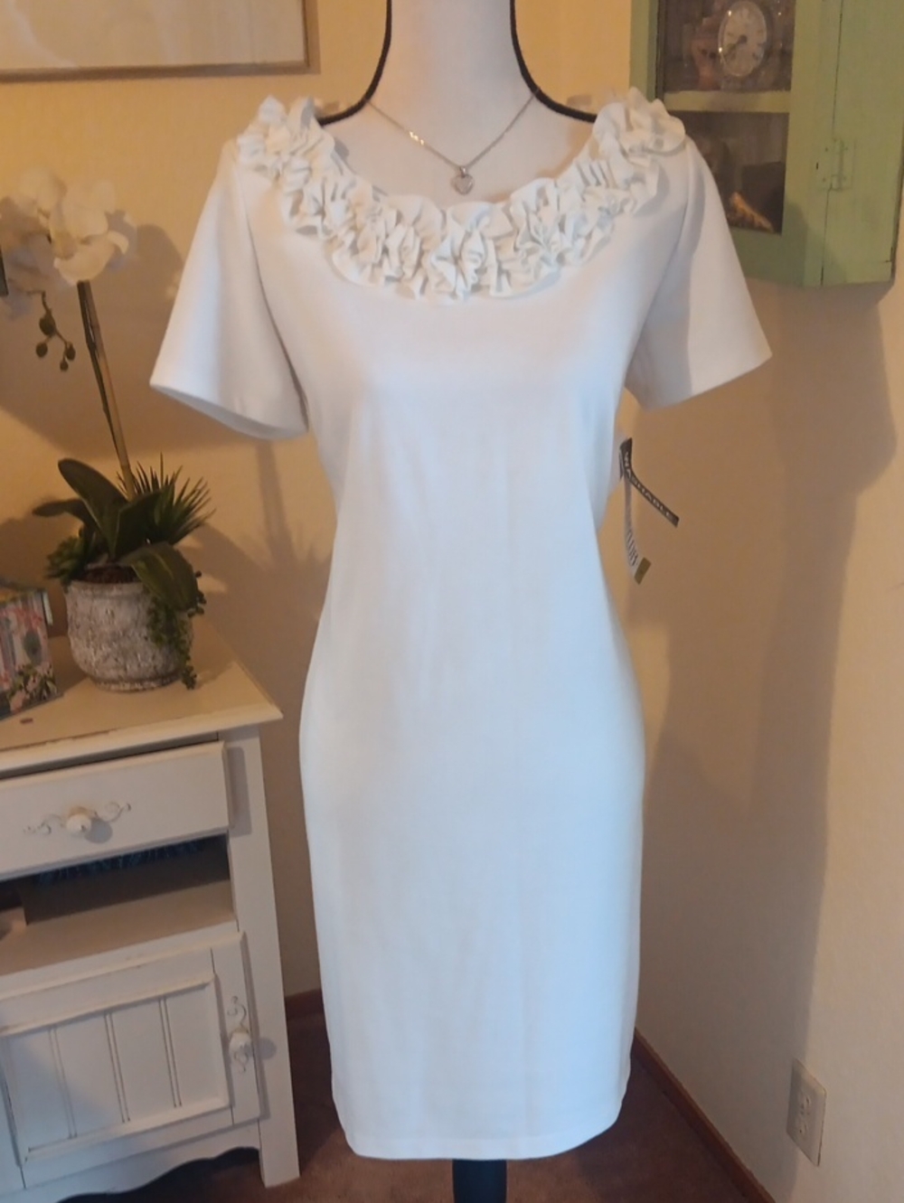 NWT Juluan Taylor 60's Mod, Cream Shift Dress With Ruffled Coquette Collar